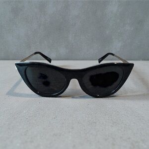 Chic Black Cat-Eye Sunglasses